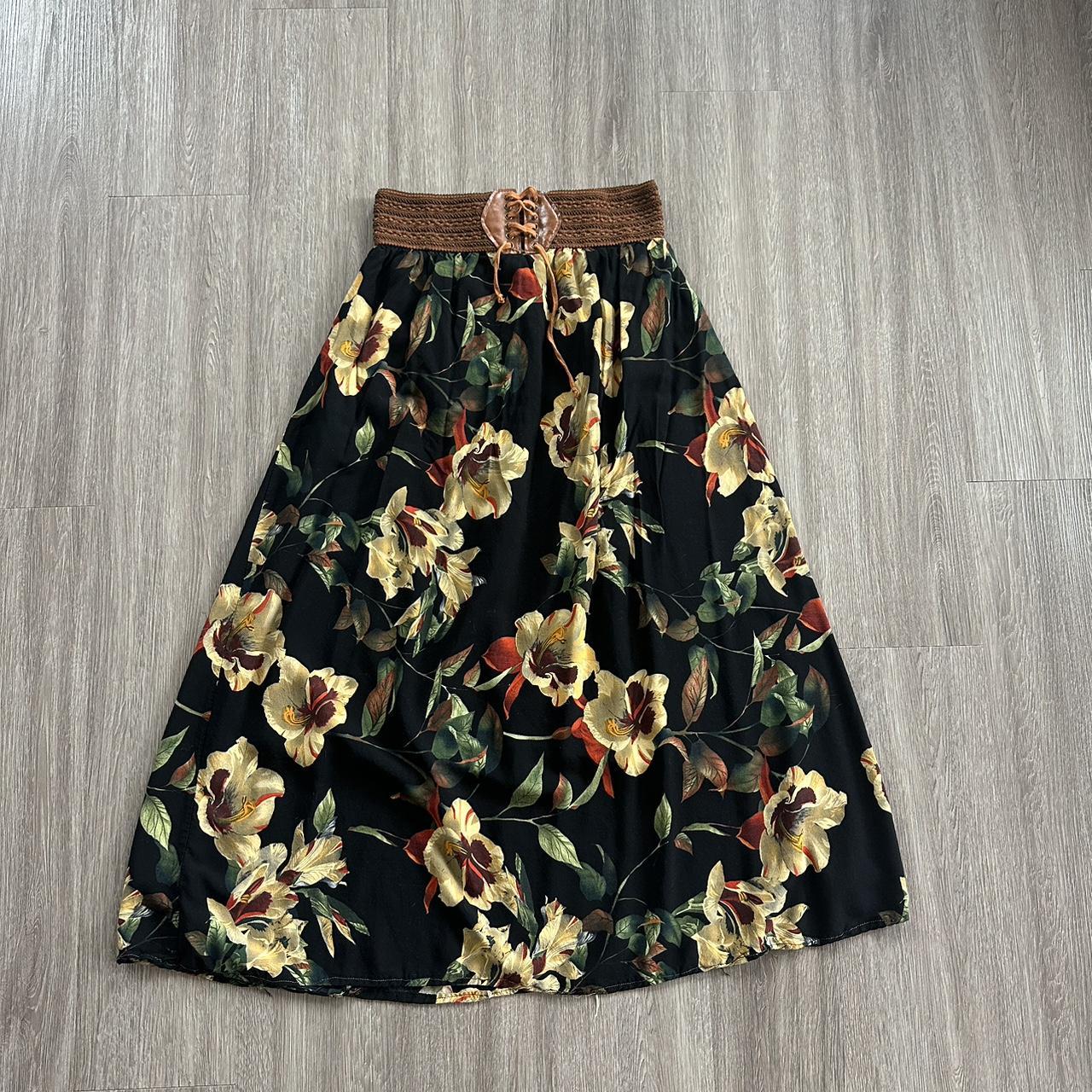 MODA 2010’s Belt Skirt with Yellow Floral Pattern